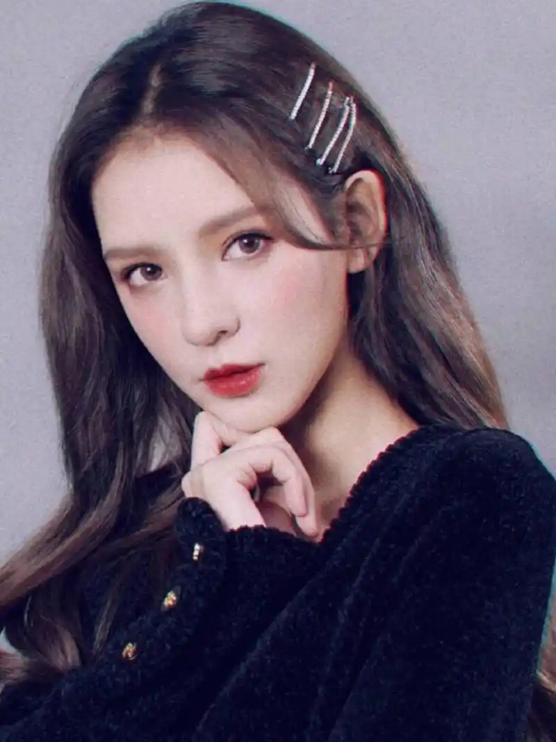 张予曦,拥有精致的面庞,甜美的笑容,既能清纯可爱,又能性感优雅,真的