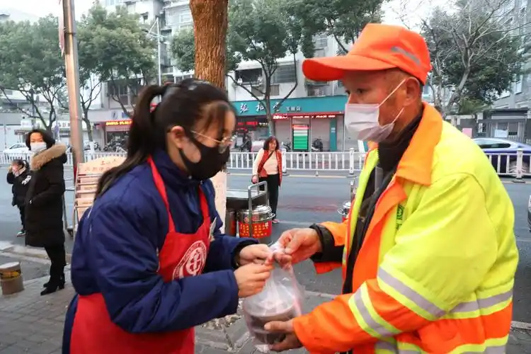 寒假里新时代的学子,在社会实践中健康阳光茁壮成长,他们以帮助他人为