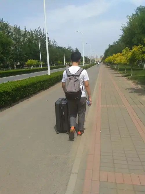 亲爱的儿子黄安柯挥手再见天工大!