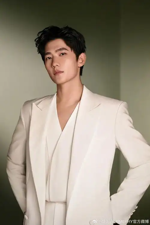 入戏星途  为不同角色多面诠释  身着 lamerry 秀款西服  演员杨洋