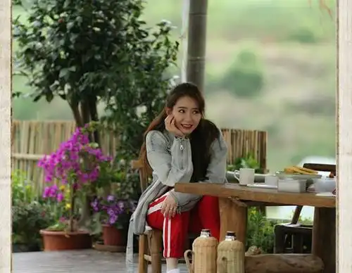 向往的生活戚薇走山路要街拍,进门前不忘补妆,但没想吃了闭门羹