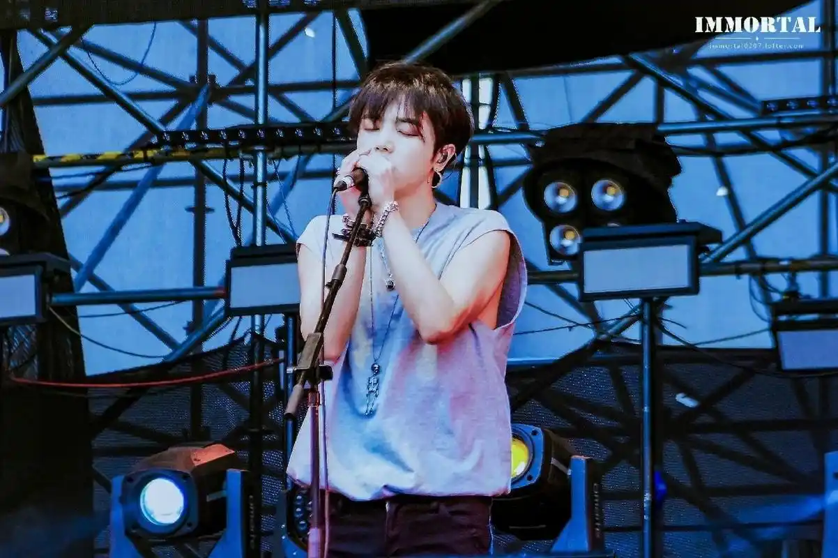 华晨宇演唱会壁纸送达眼里藏着星辰大海心里住着宇宙万物