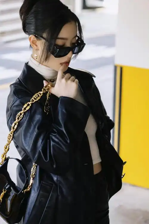 倪妮韩国街拍,all black穿搭高级感满满,时髦又随性