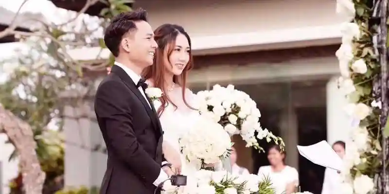 今日,歌手欢子一组巴厘岛大婚现场照片曝光.