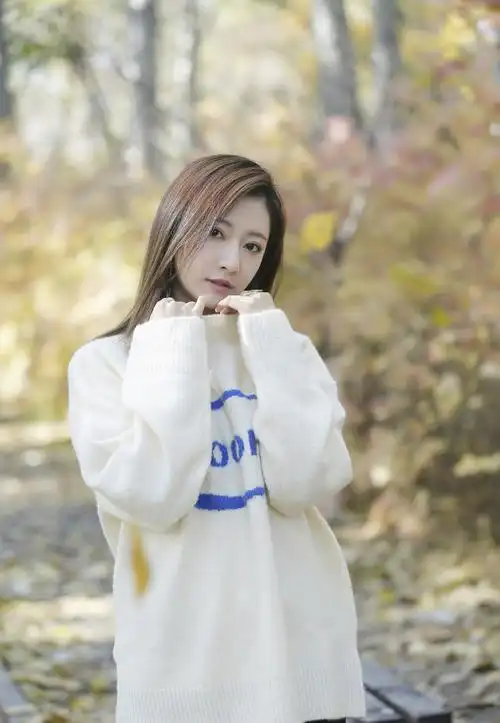 青年演员余玥温婉户外街拍写真