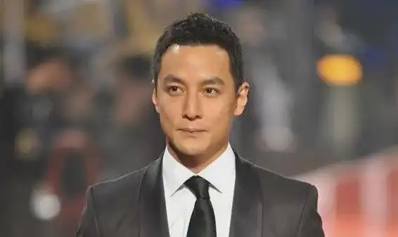 吴彦祖发文庆结婚14周年,晒照高调秀恩爱,曾承认无性婚姻