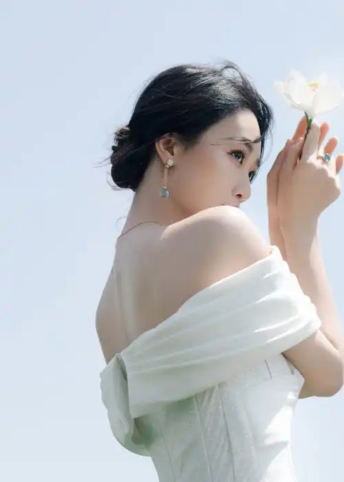 蓝盈莹lyric身着白色星光礼裙出席#电影频道m榜##中国电影大数据盛典