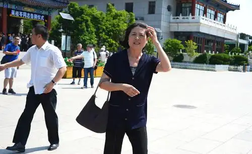 "镇元大仙"吴桂苓追悼会 妻子吕中神情哀伤