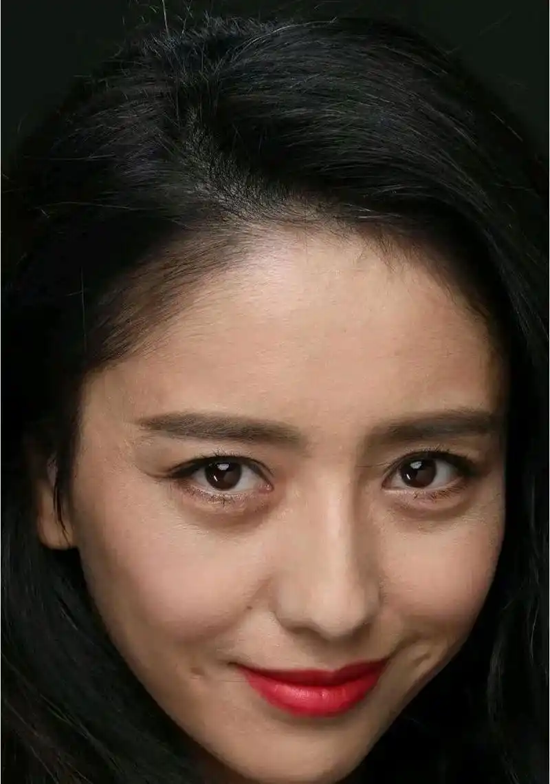 佟丽娅的素颜怼脸照,有没有让你看得脸红心跳?