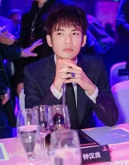 "笙箫默夫妇"出镜,被钟汉良的新造型帅到了,这是减了几岁?