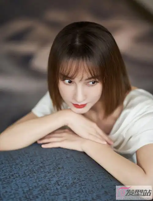 吴昕轻熟职场风大片 短直发简约干练彰显知性美