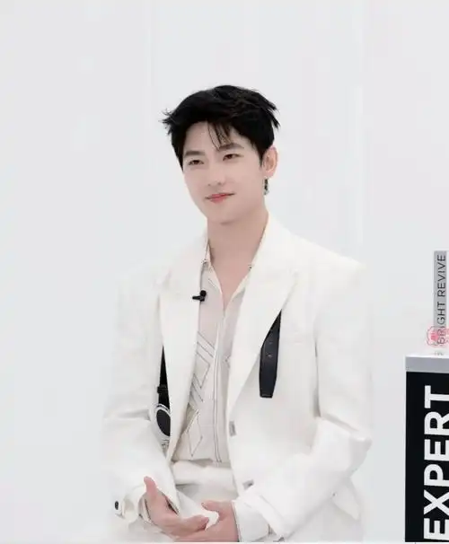 好喜欢杨洋的白色西装今天的直播活动状态也好好哦