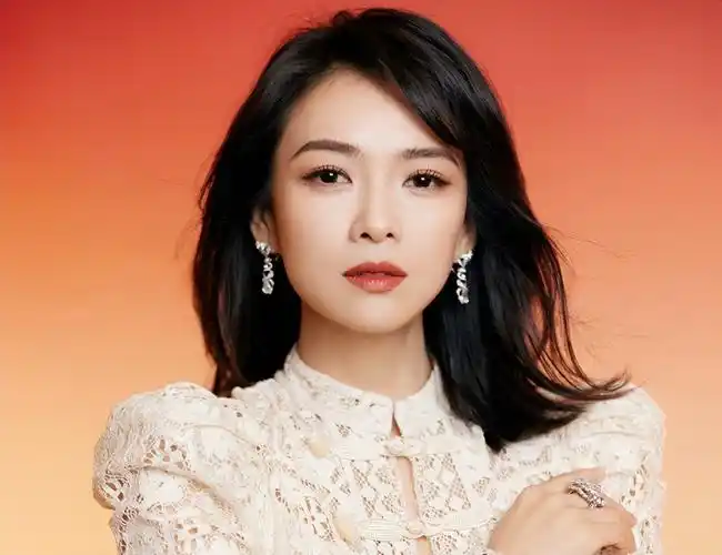 43岁章子怡近照被曝光,下巴尖翘变成网红脸,跟过去相比判若两人_腾讯