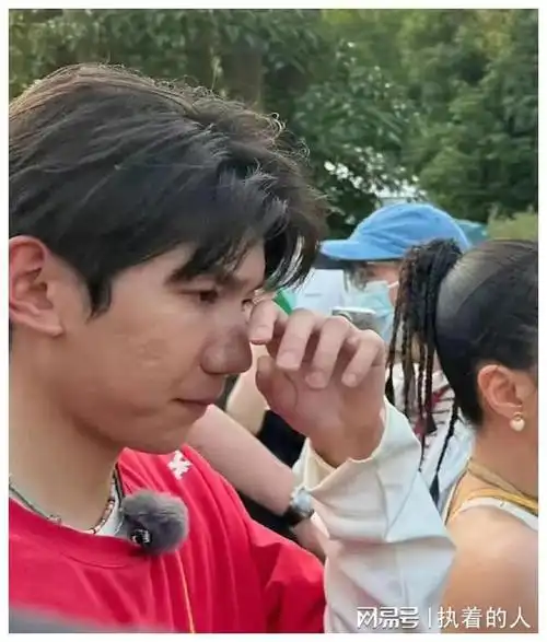 王源生图状态引发热议,脸上痘印明显,粉丝晒美颜照力证他皮肤好