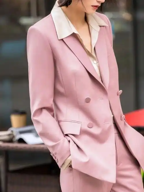 粉色西装外套如何搭配?