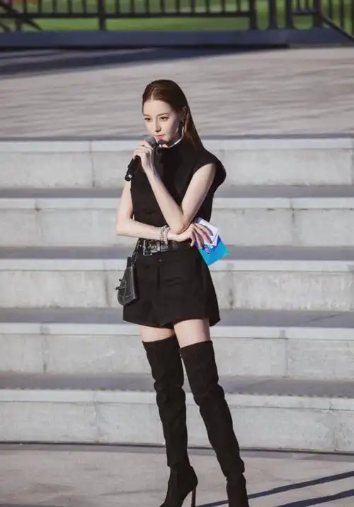 迪丽热巴太绝了腿细得高跟靴都要撑不住了裤带上挂小包a爆了