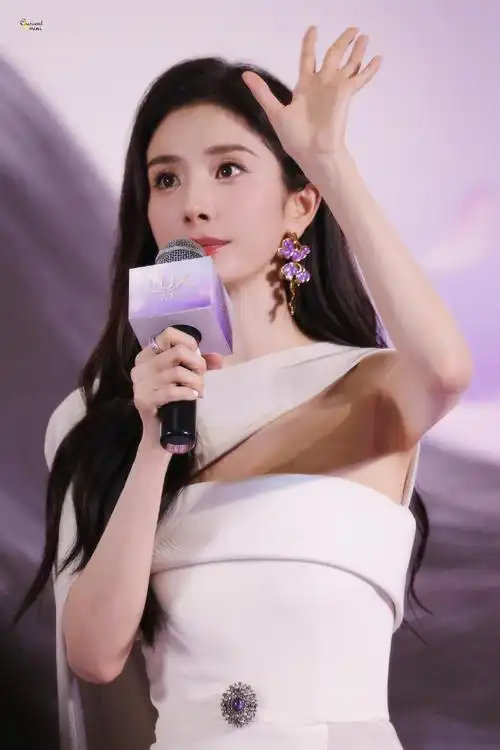 杨幂成都活动人气##杨幂单肩披风白裙##今日星拍放送