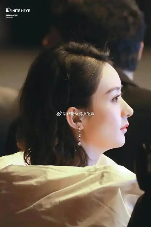 换造型了得赵丽颖短发圆圆的脑袋像个奶包,她的脸真的绝了,太喜欢这种