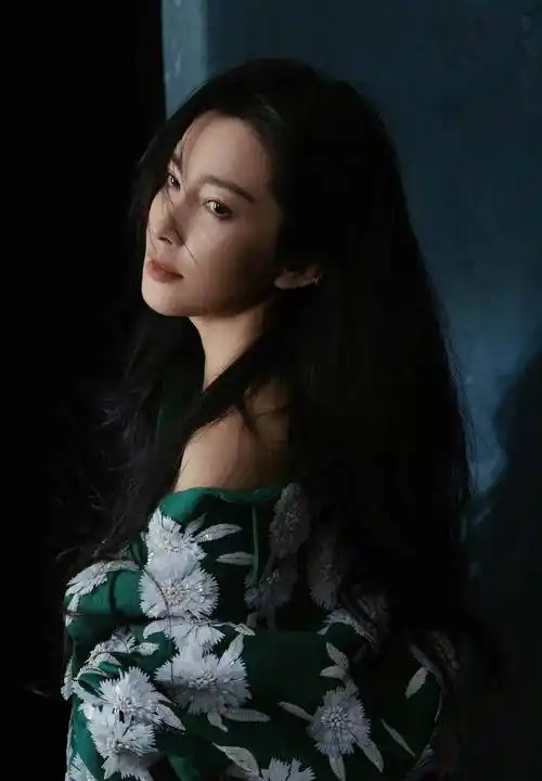 李冰冰嘉人二月刊封面 大花的气场果然无人能敌!_玫瑰_黑色_白色