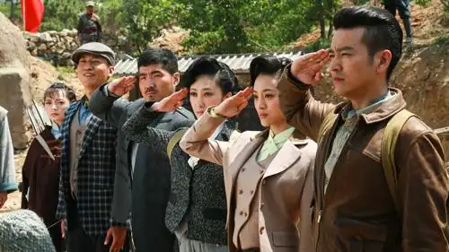 袁文康领衔飞哥大英雄2杀青展熟男魅力