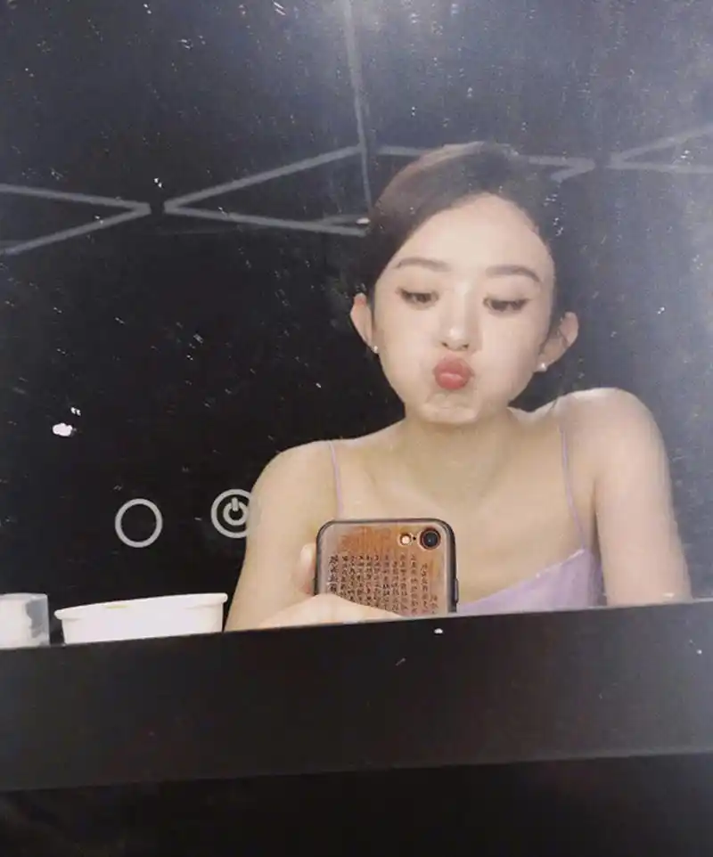 赵丽颖的嘟嘟嘴,她的手机壳还挺不错的.