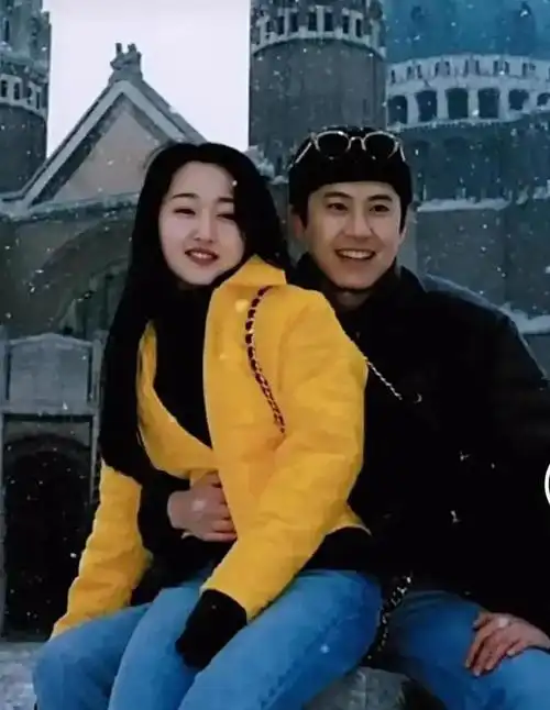 52岁杨钰莹怀孕了穿紧身长裙肚子又圆又鼓孩子的父亲是谁