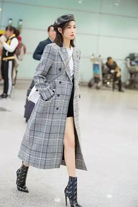 宋茜刚30就发福格纹大衣配露腰衫挺时髦皮裤穿出圆滚滚尴尬