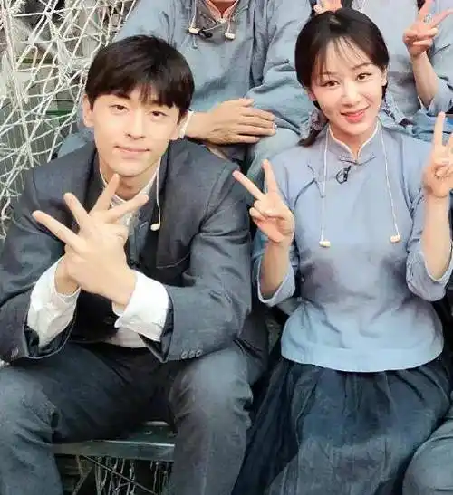 原创邓伦和杨紫新合照曝光两网民国造型超有cp感网友梦回香蜜