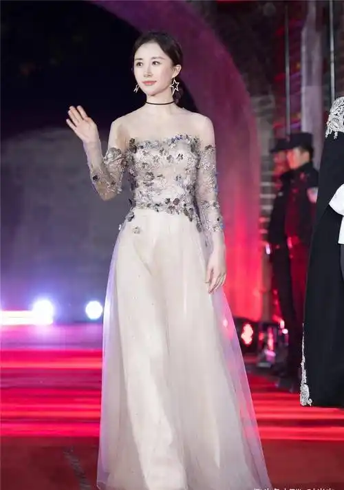 34岁舒畅大变模样穿深v镂空裙出席活动精致脸蛋太抢镜