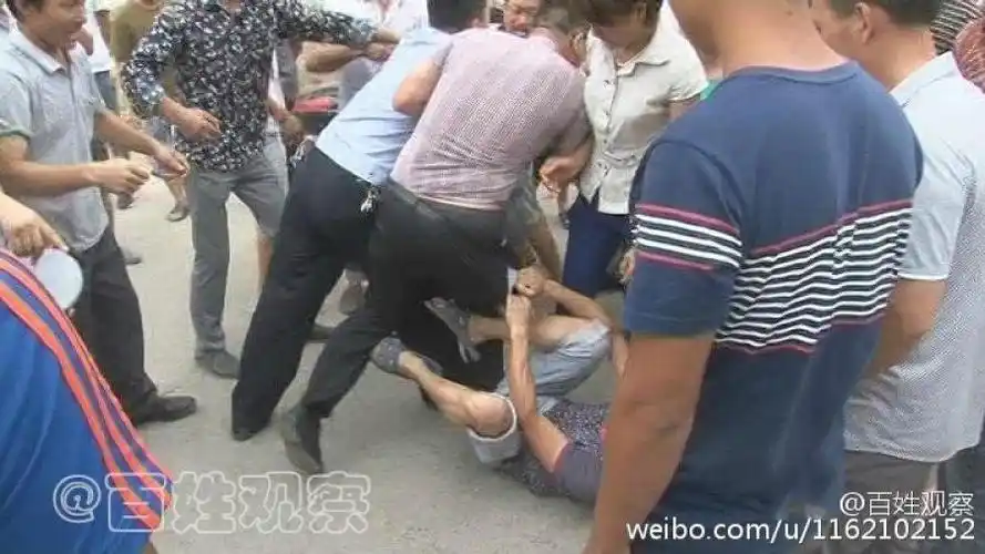 老板拖欠工人工资遭围堵当众被扒裤子