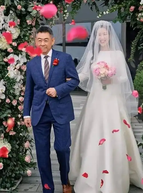 朱珠老公王昀佳近日在社交平台上分享了一段与岳父相处的温馨日常,他