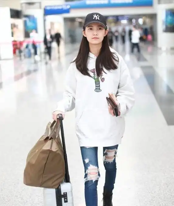 "日月谭"的破洞牛仔裤搭配白色卫衣,陈钰琪秒变靓女!