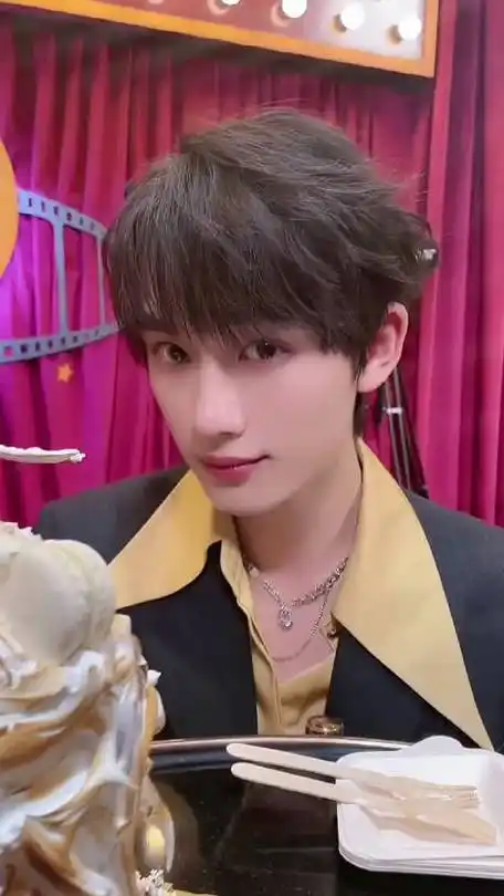 丁程鑫更新视频丁丁你别帅死我抬眸的瞬间太钓了