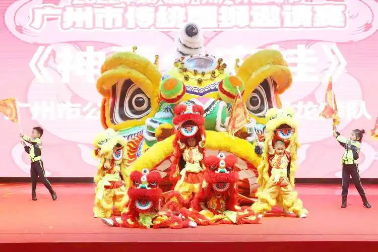 与各路狮队共同向市民群众传承岭南醒狮文化,展示醒狮运动的独特魅力