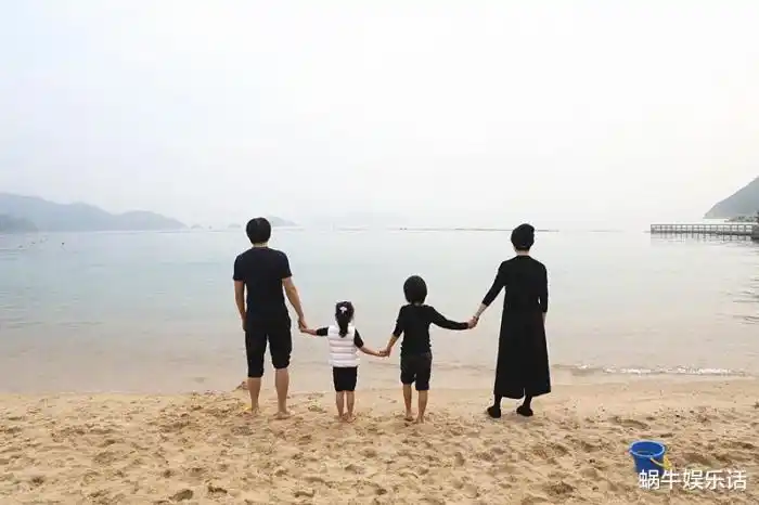 下图这张,网友说"娘娘背影和超哥傻傻分不清""为啥娘娘又戴帽子又穿鞋