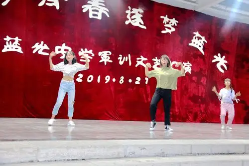 迷彩军训 青春无悔—— 富平县蓝光中学举行军训文艺汇演和军训成果