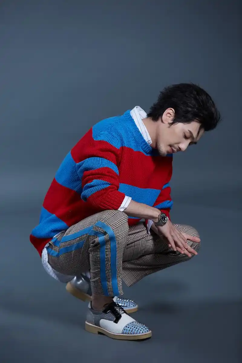 白宇最具成熟气质的男星皮衣西装稳重的男人就该像他一样穿