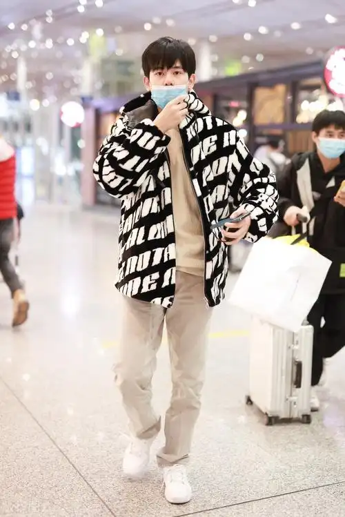 胡先煦的裤子是一件浅灰色的裤子,很简约.