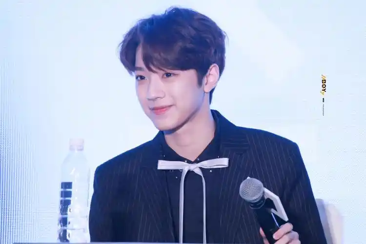 赖冠霖 看他在偷笑哎 笑起来怎么这么好看呢 小赖宝-娱乐视频-搜狐