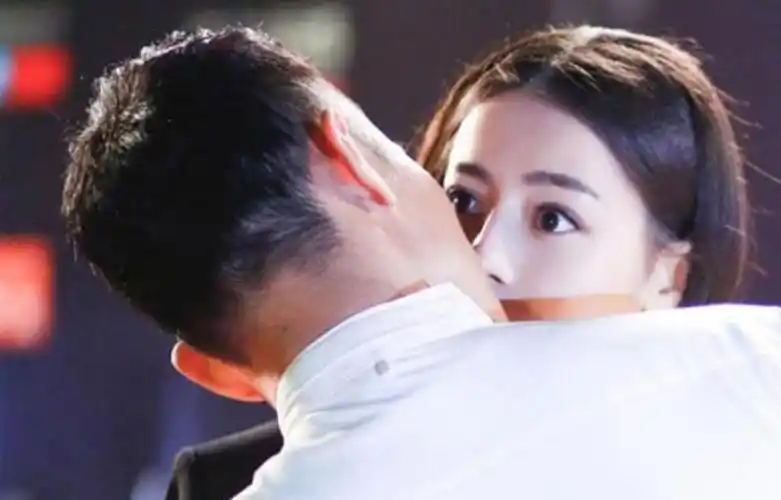 热巴吻过的男星:罗晋靠借位,张云龙靠信用卡,只有对他最深情!