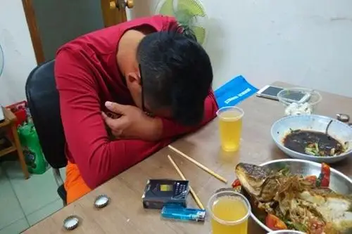 小舅子请我上他家喝酒,席间他老婆回来后,我放下500块走人