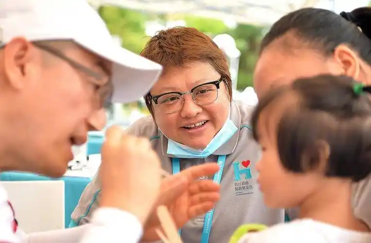 韩红亮相电视晚会,面容消瘦引发关注,曾号召200余位明星捐款_爱心