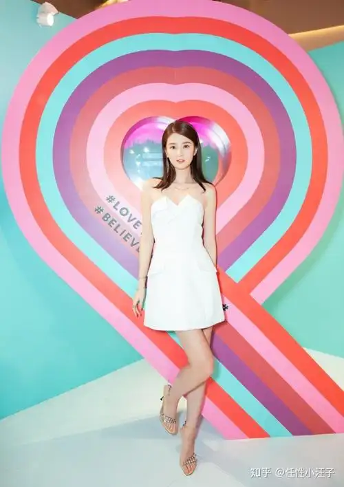 乔欣一袭纯白色一字领礼服凸显可爱甜美就是这么性感