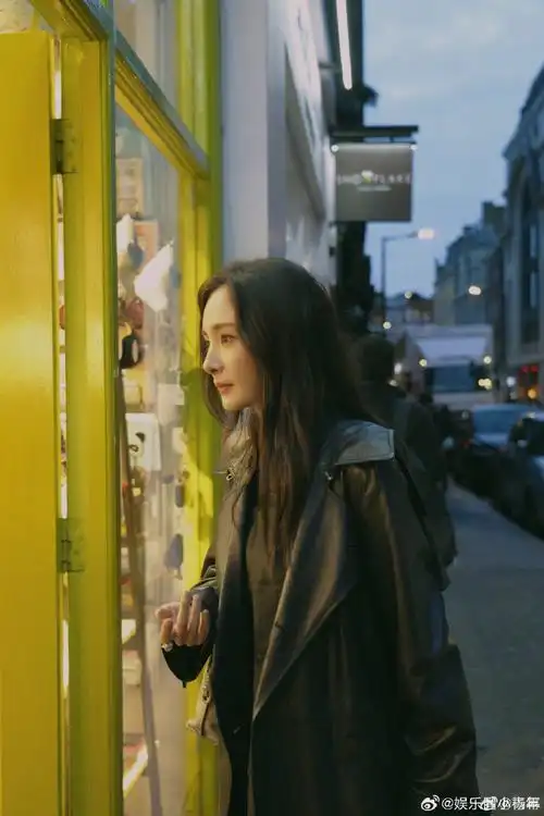 #杨幂穿了一身黑##杨幂食指戴了戒指#