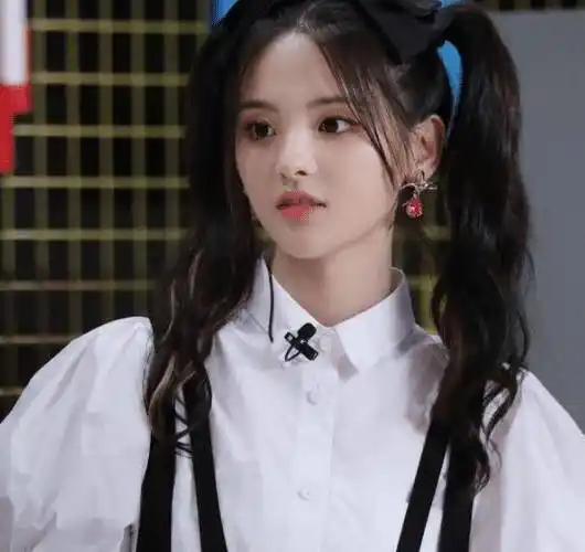 原创有种整容叫杨超越戴上眼镜乖乖女秒变国民初恋撩到你腿发麻