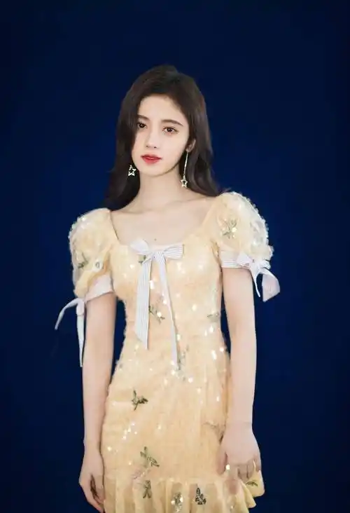 鞠婧祎太仙了吧,穿淡黄的长裙清新甜美,"女团"身材好抢眼_黄色_的设计