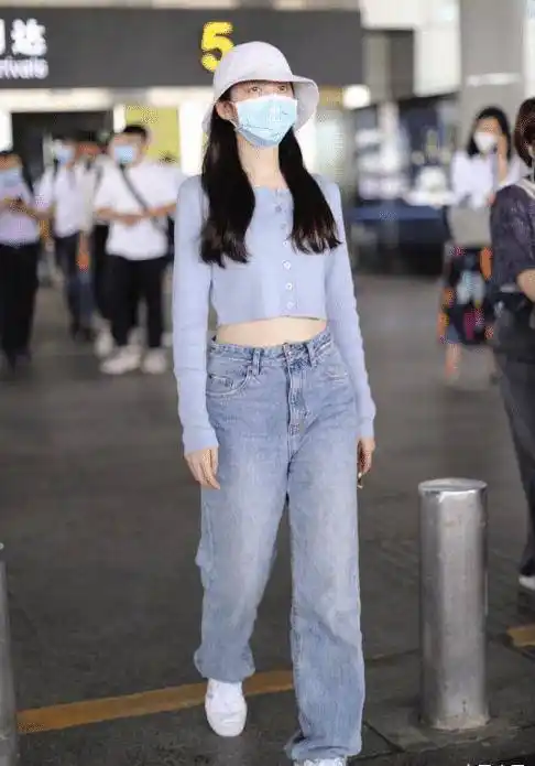 最新女星机场私服街拍,夏日穿搭感十足,果真是不潮不出街_下身_白色