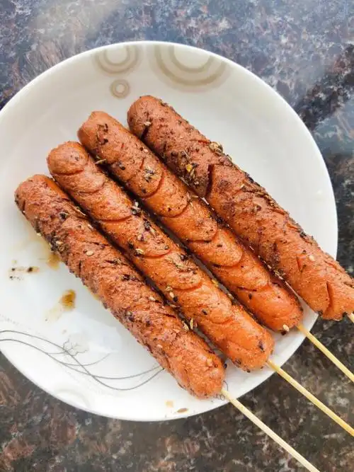 就是小时候街头麻辣串里面的炸香肠味儿!pdd选了双润煎烤肠,味道很浓!