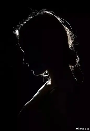 有一种极简,叫做遇上黑白人像,摄影师通过完美的光影控制