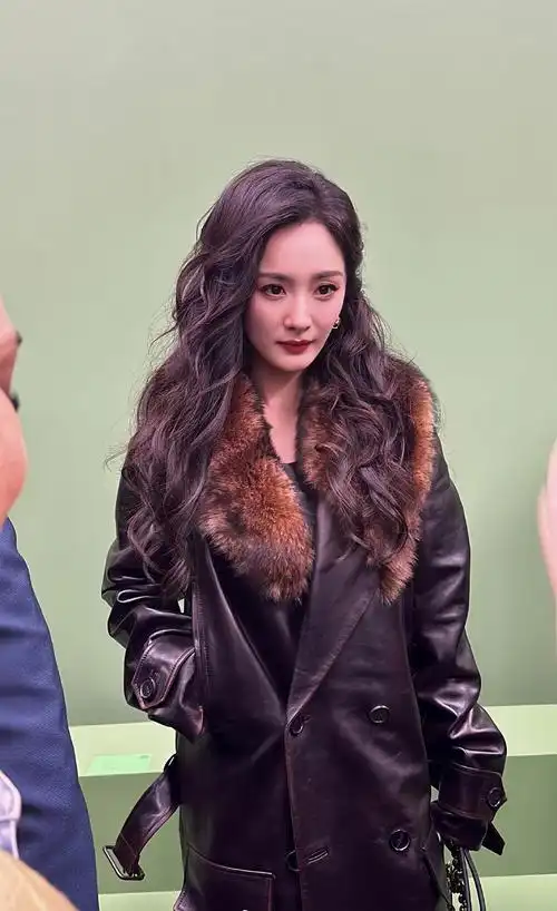 杨幂现在的穿搭越来越吸引人了,相比以前,她的穿衣风格更具有魅力一些